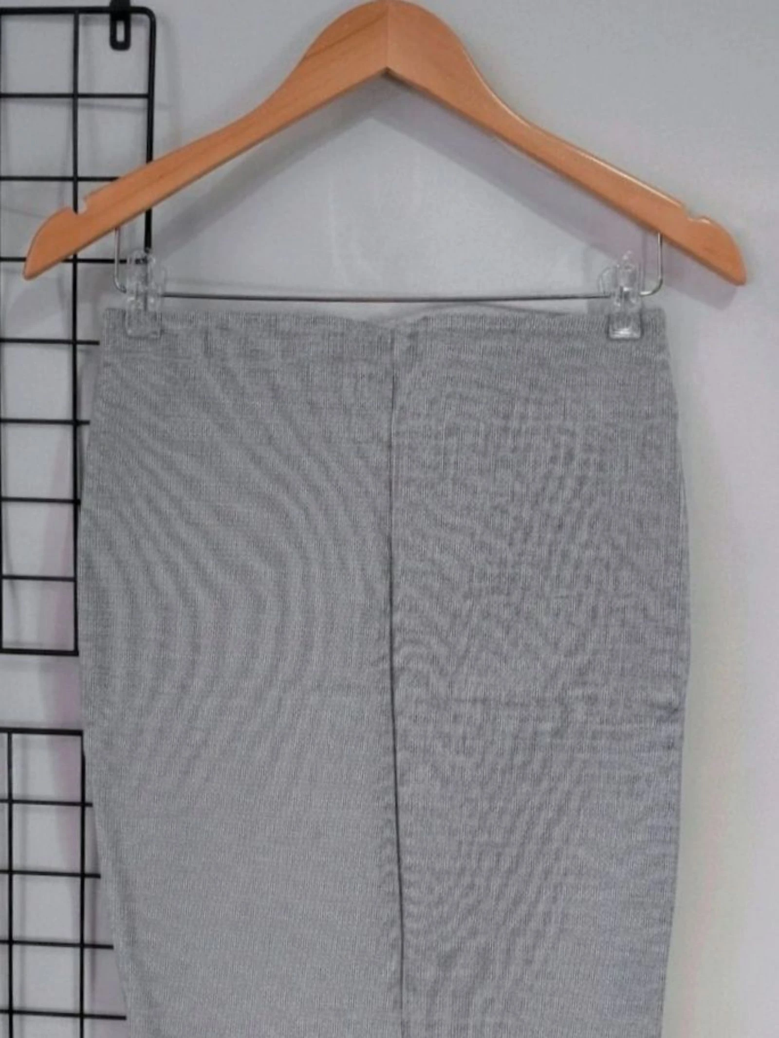 Saia tubinho Stradivarius M Blockette Aesthetic Cinza Bodycon com detalhes de malha canelada – photo 4